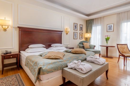 18_hotel_president_solin_room_3.jpg